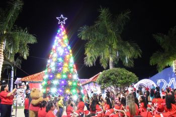 Já é Natal: Grande confraternização com chegada do Papai Noel  abriu a Semana Cultural do Natal em Família