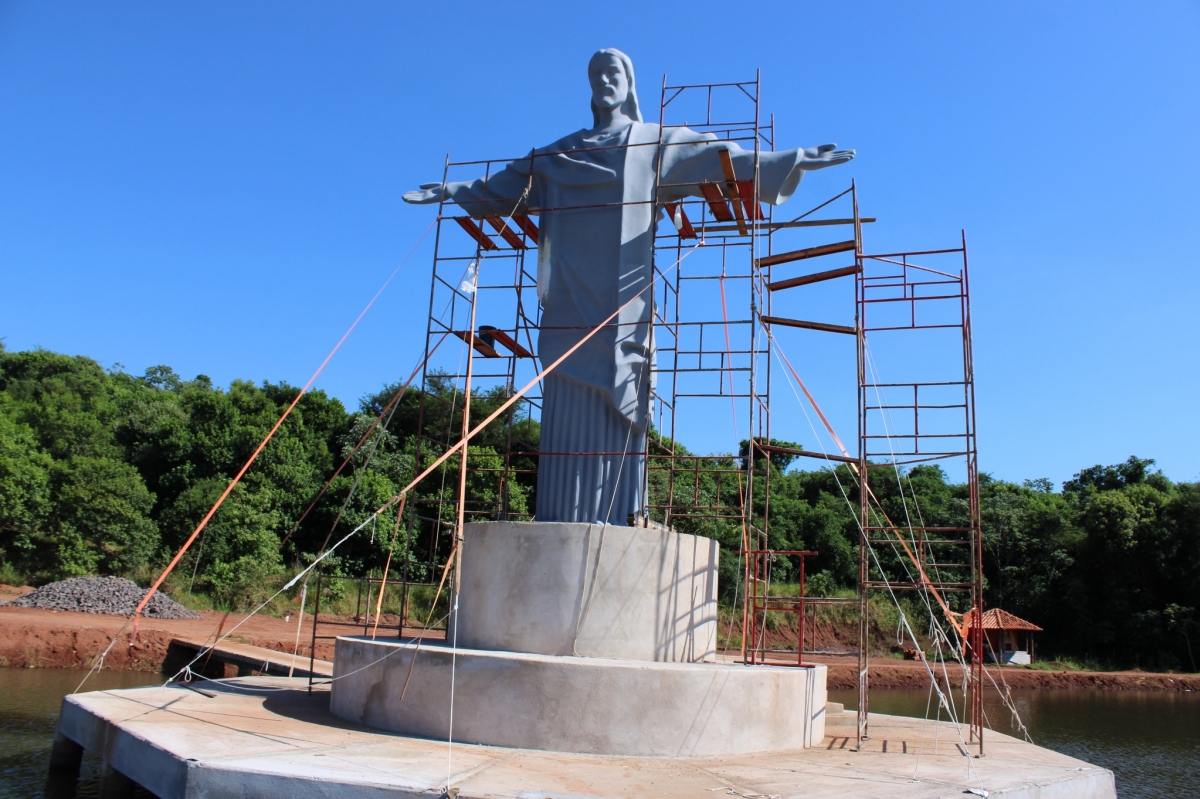 Imagem de Jesus Cristo é instalada abrilhantando acesso da cidade