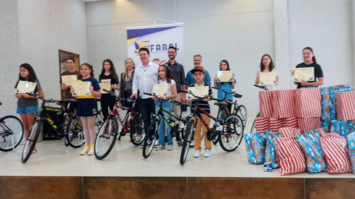 Premiações dos Programas “Aluno Nota 10”  e “Professor em Destaque” foram entregues