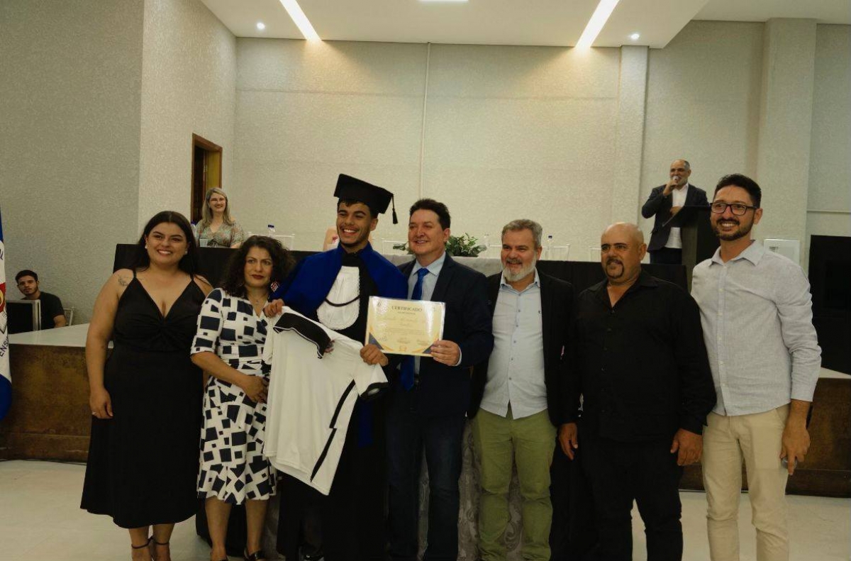 Vencedor do Programa Municipal Bolsa Universitária  é anunciado durante solenidade de formatura