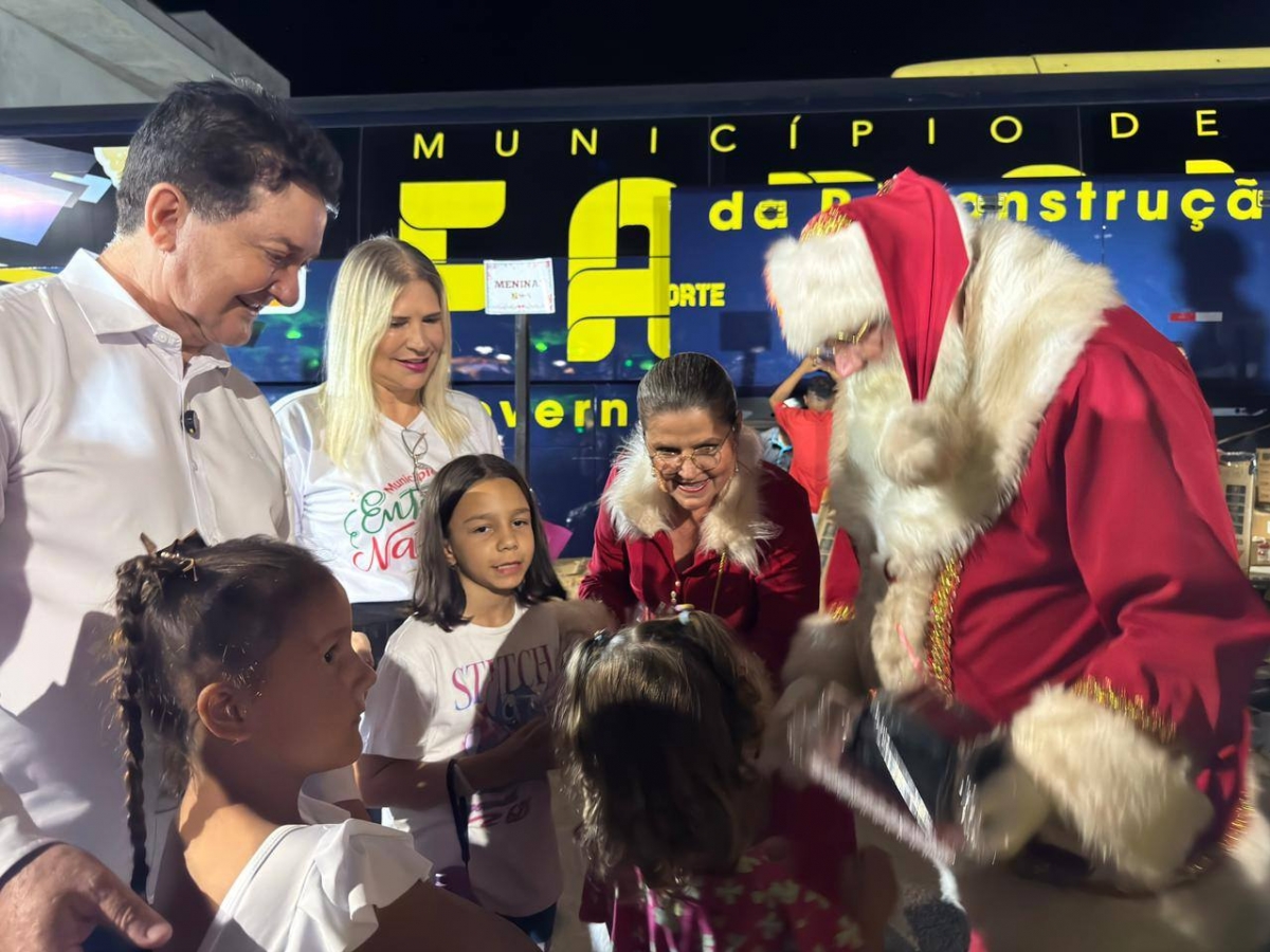Cantata de Natal: Grande Festa com presentes para todas  às crianças marcou a chegada do Papai em Farol