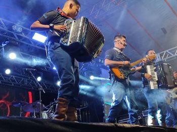 Show do Grupo Minuano reuniu grande público com sorteio do Programa Natal Iluminado
